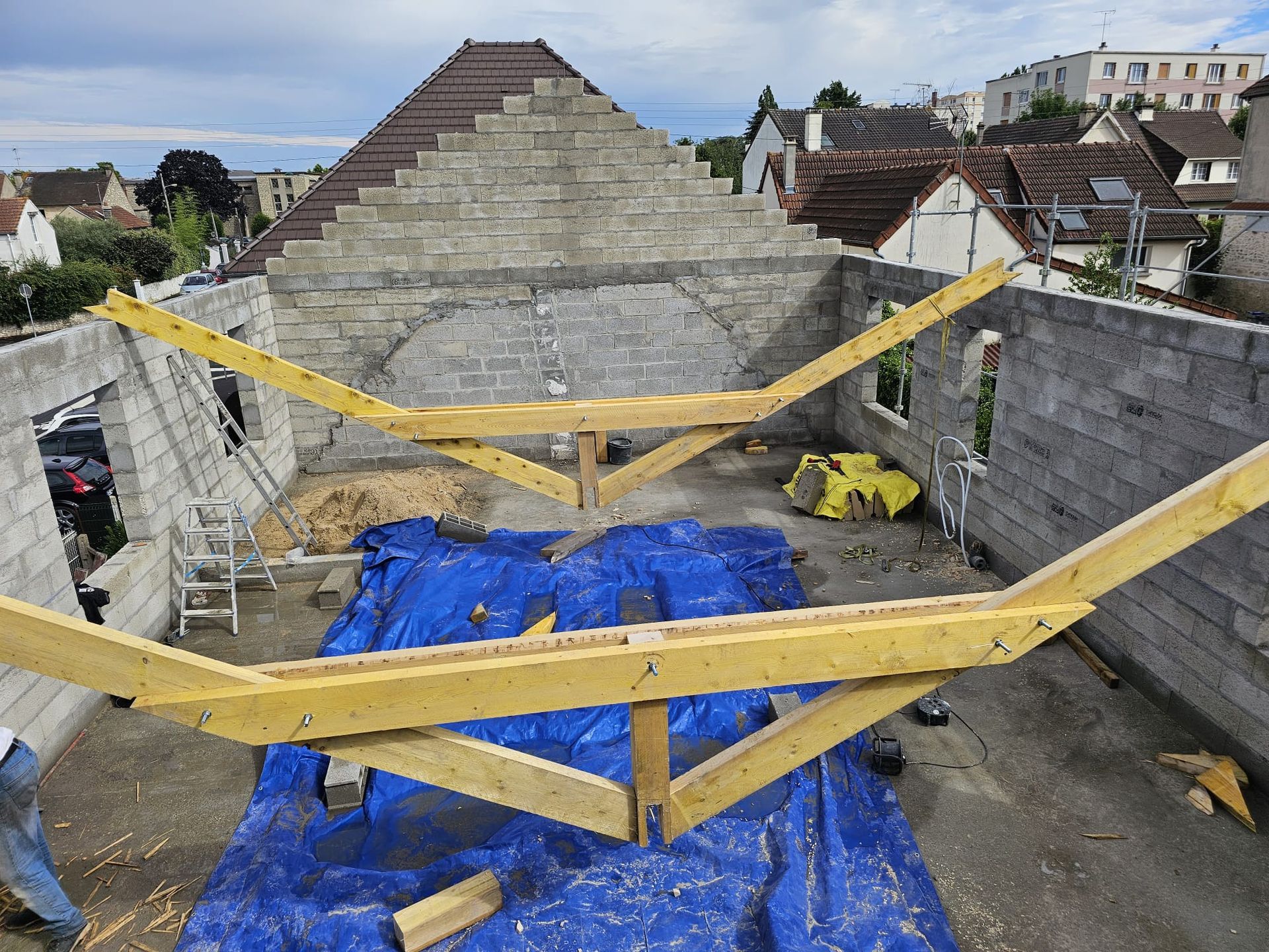 Charpenterie d'une maison en cours de construction