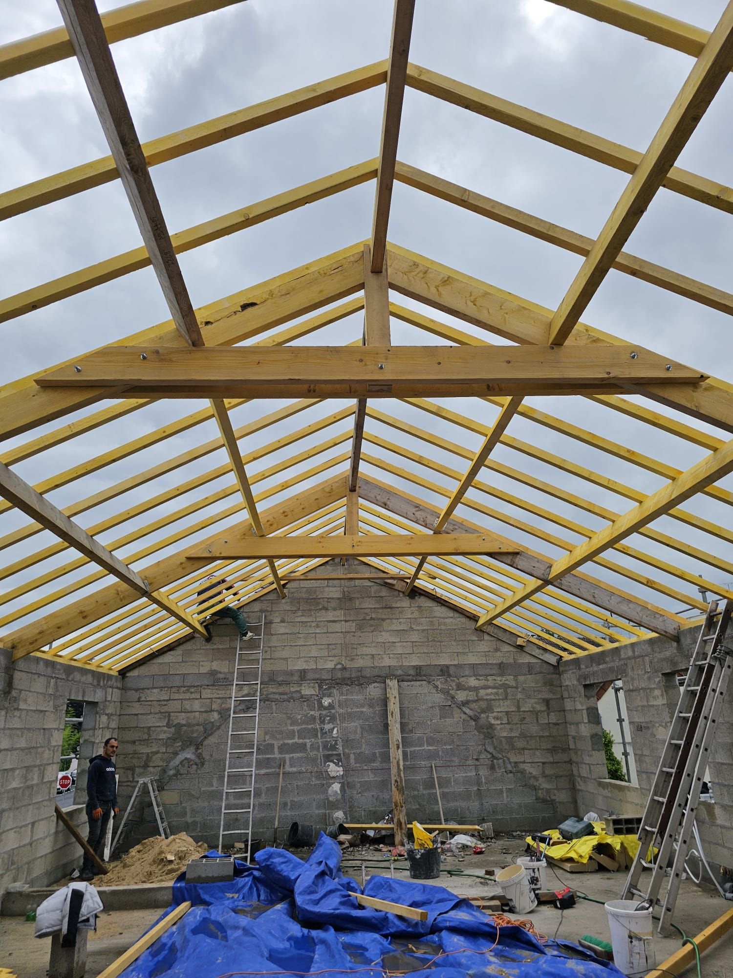 charpenterie en cours de mise en place dans un chantier de maison neuve
