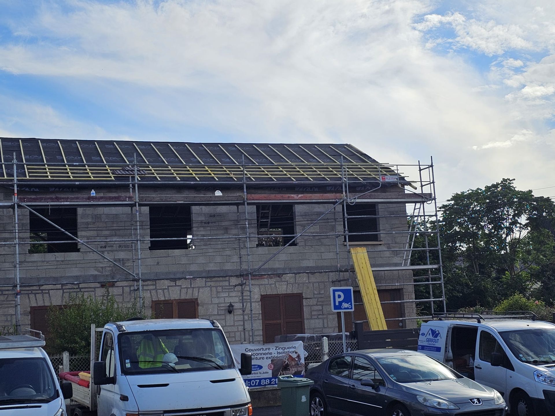 Travaux en cours sur une maison à étages