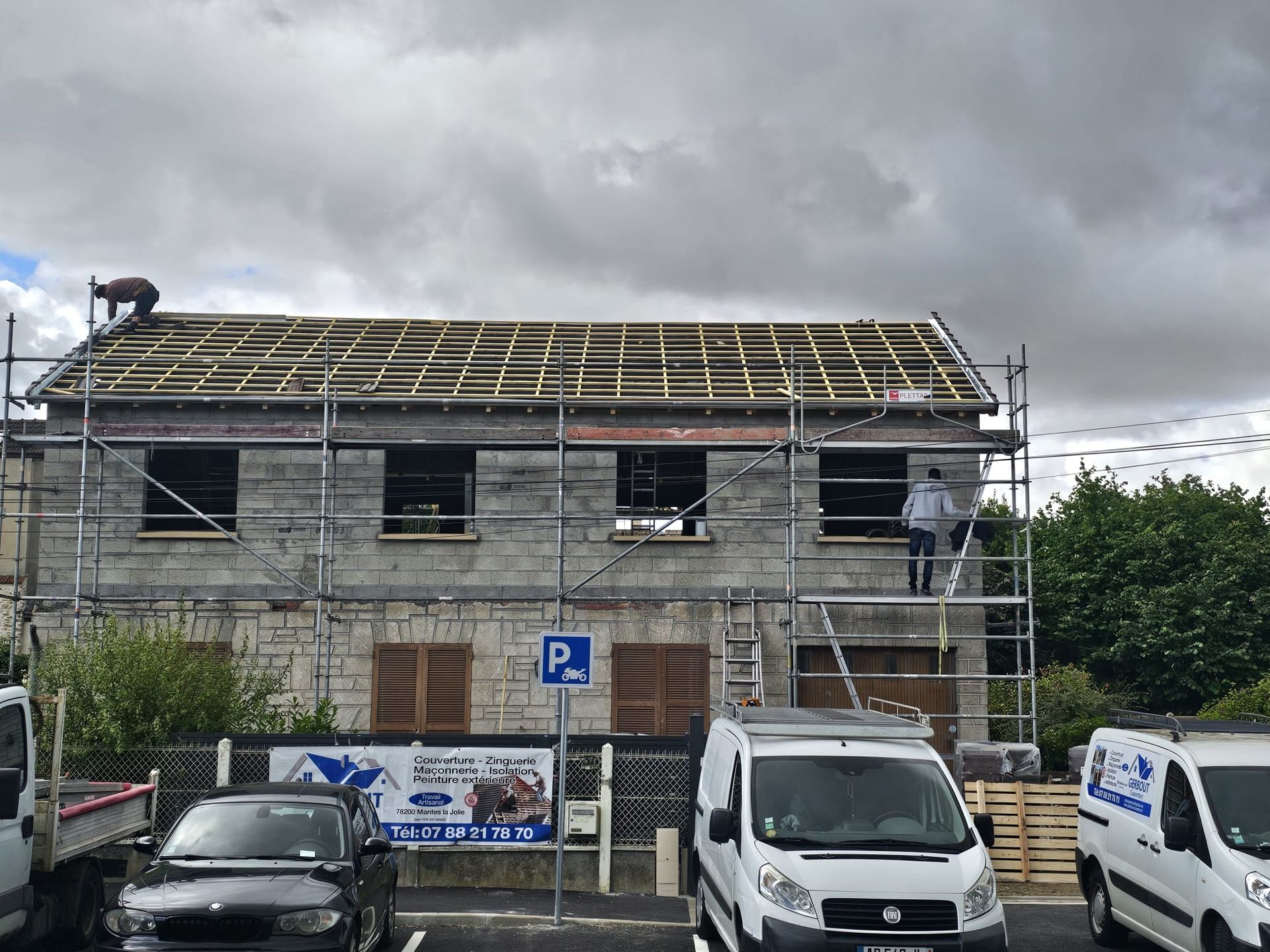 Échafaudages sur maison en cours de travaux