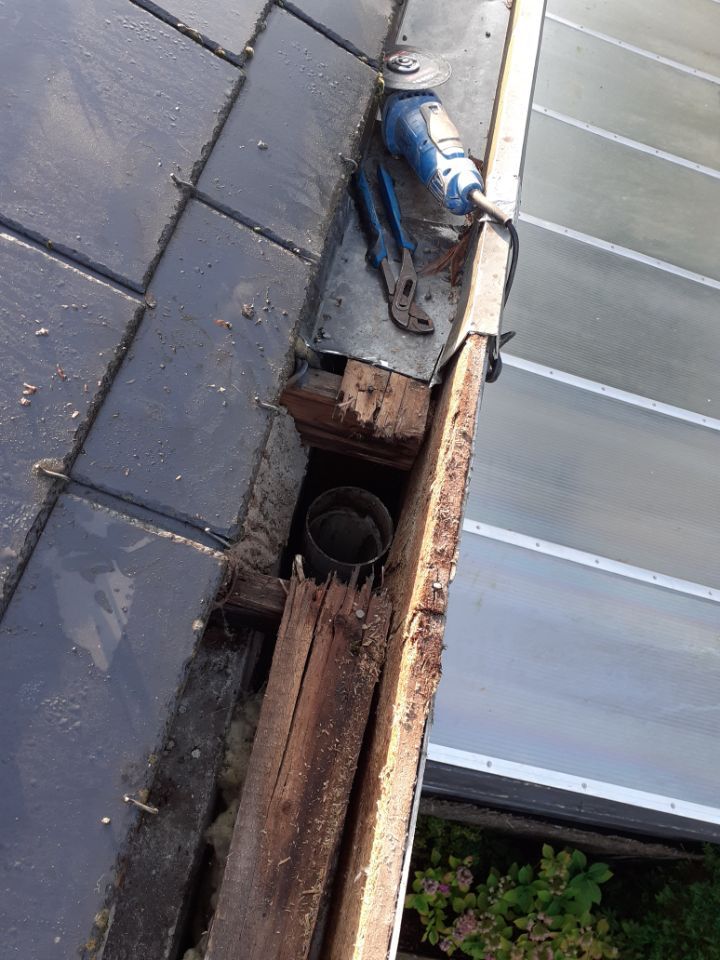 Gouttière en cours de pose