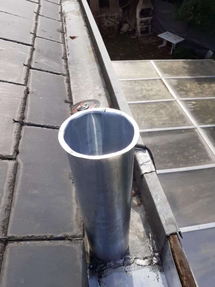 Une cheminée en métal