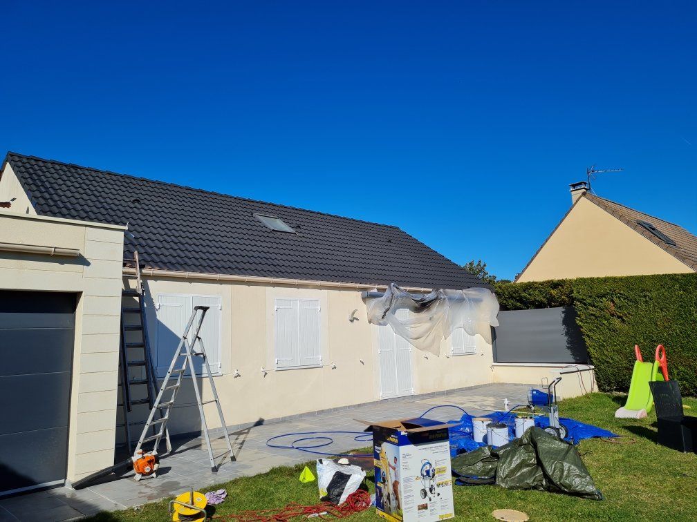 Nettoyage d'un toit en tuiles foncées coté jardin