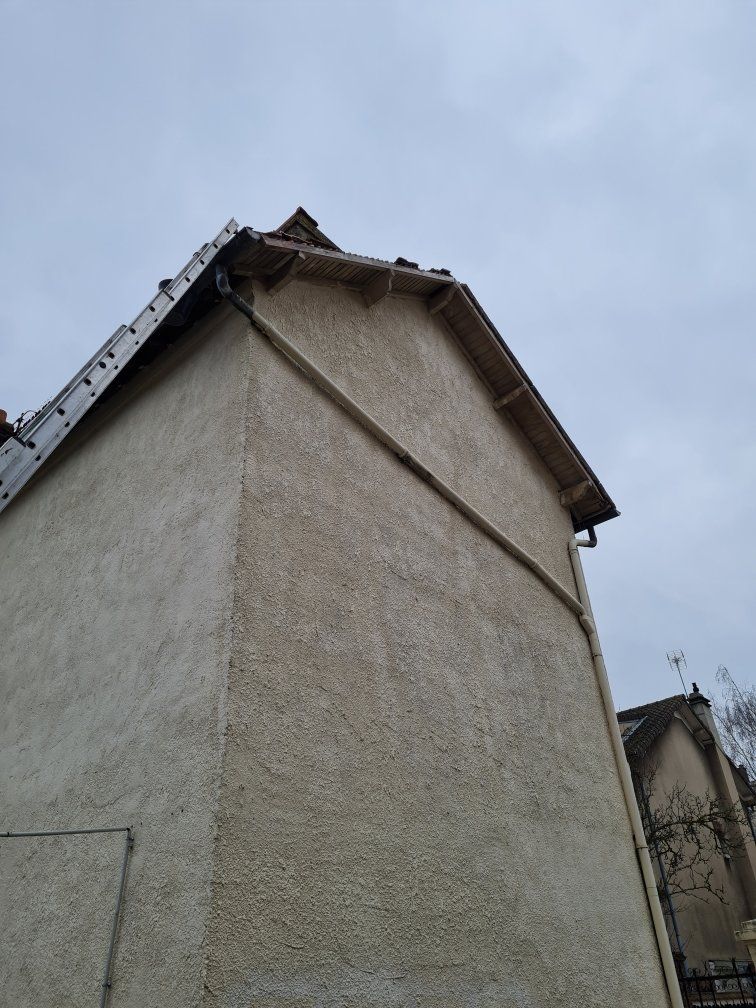 Changement des tuiles sur une maison haute