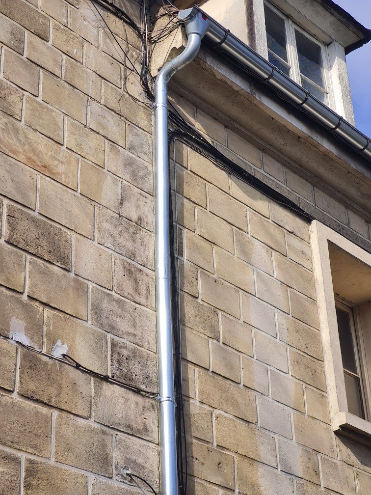 Façade en pierre blanche avant intervention