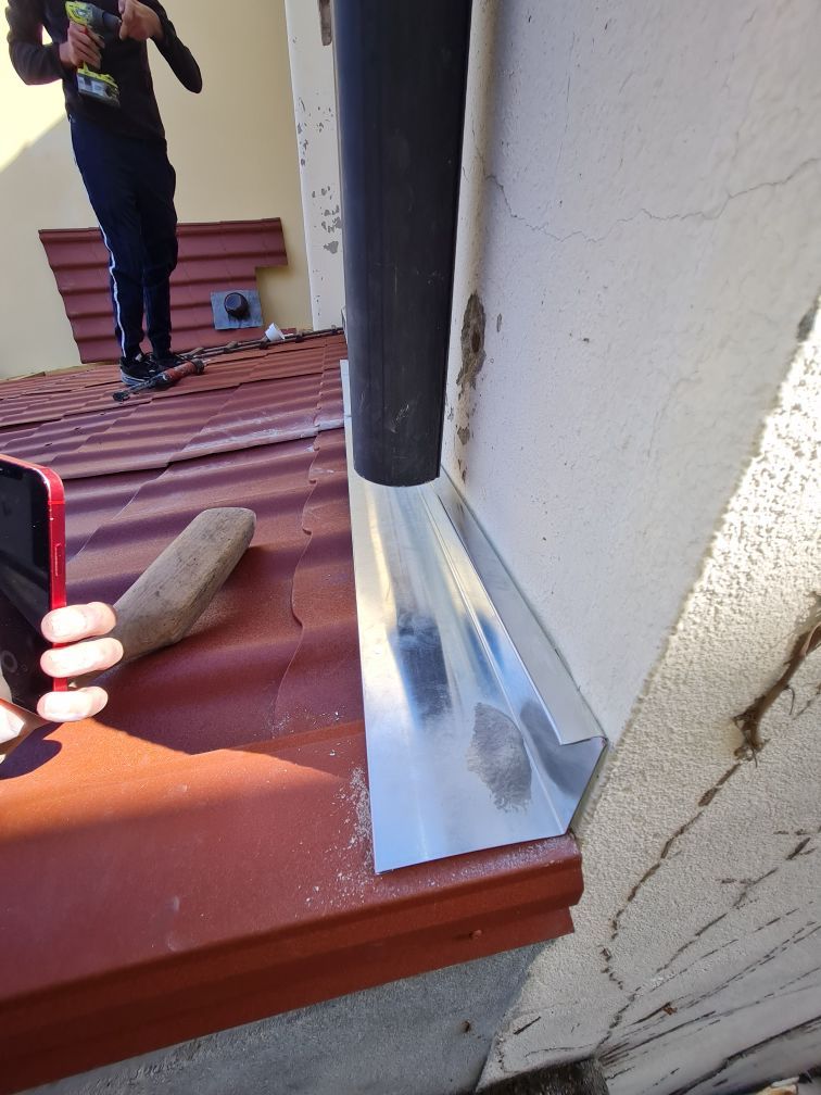 Installation de pièces de zinguerie sur un nouveau toit