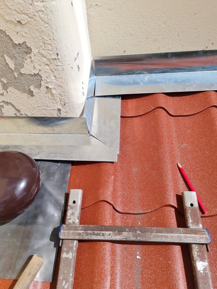 Installation des nouvelles pièces de zinguerie faites sur mesure