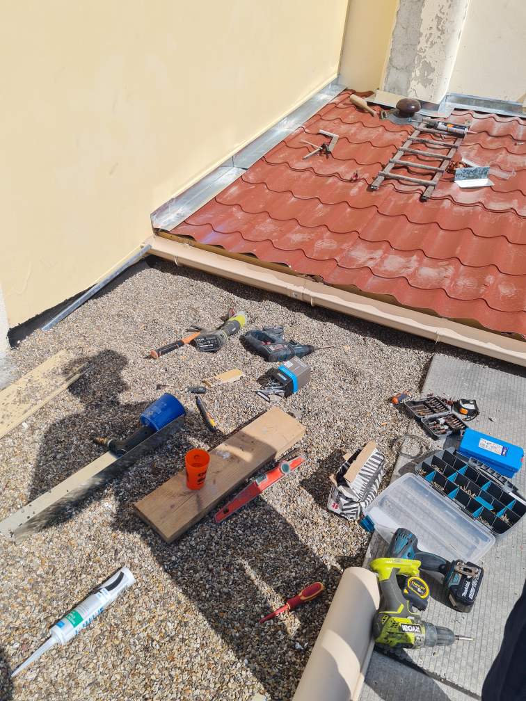 Mise en place de la zinguerie sur le nouveau revetement ondulés