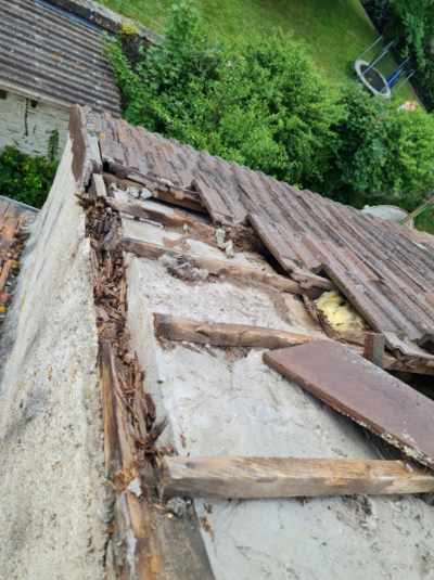 Rive de toit détériorée