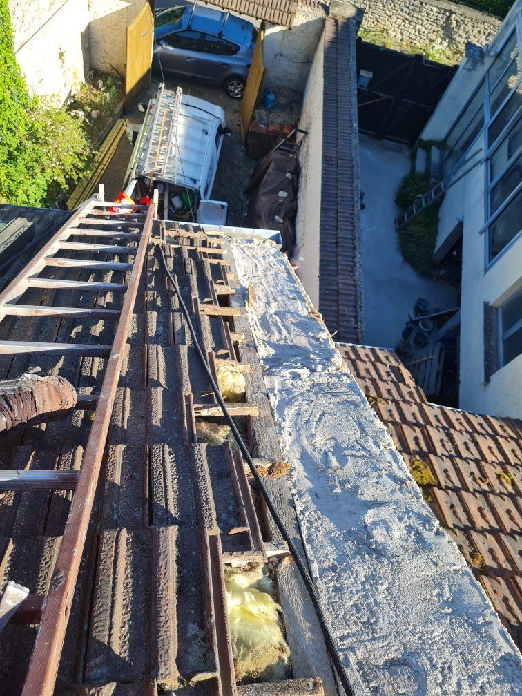 Construction d'une base solide pour la rive de toit