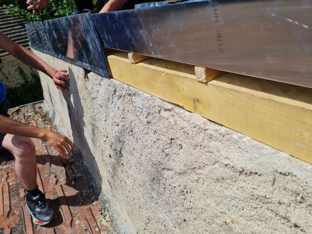 Solidification de la rive de toit avec tous les éléments