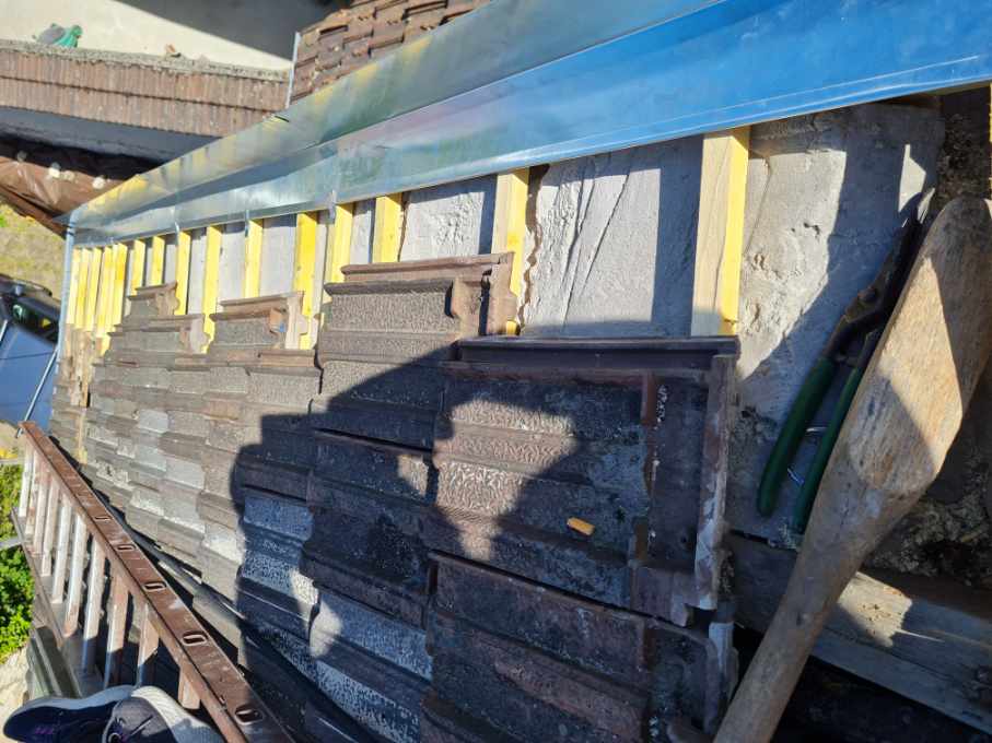 Remise en place des tuiles sur la pièce de zinguerie