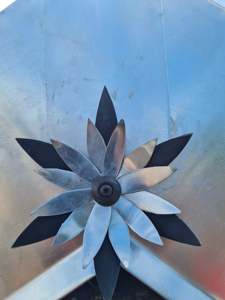 Décoration de fixation des élements de zinguerie