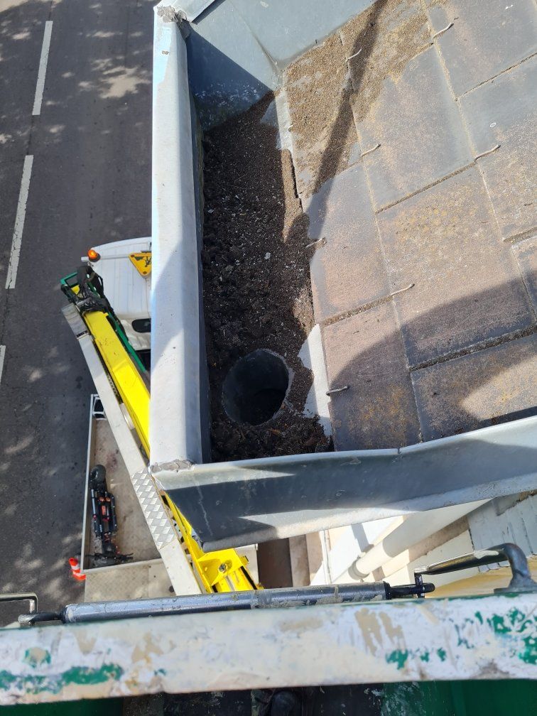 Nettoyage de goutière avant