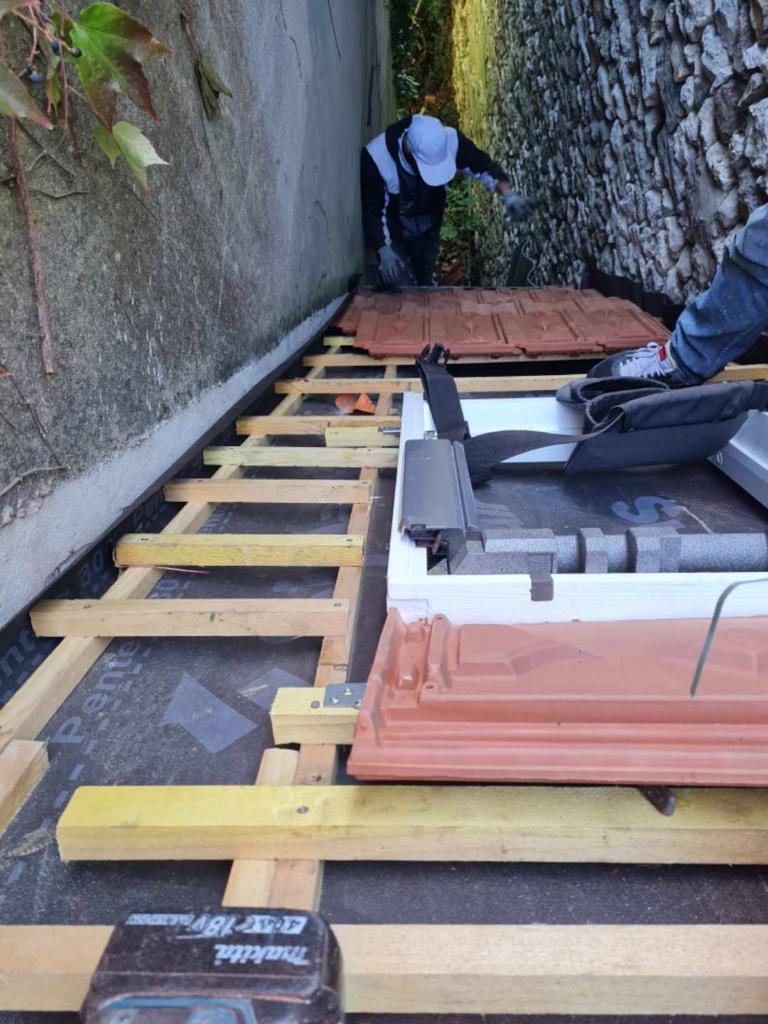 Mise en place des tuiles après installations du velux