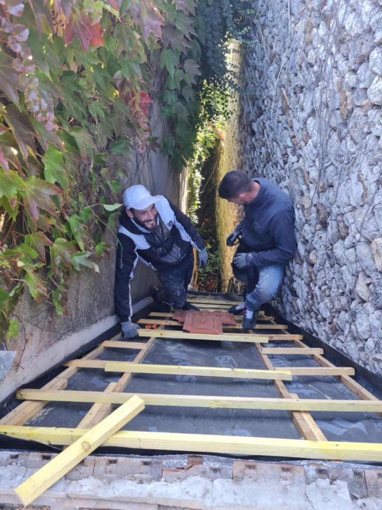 Mise en place la protection thermique et des tasseaux sur le toit étroit