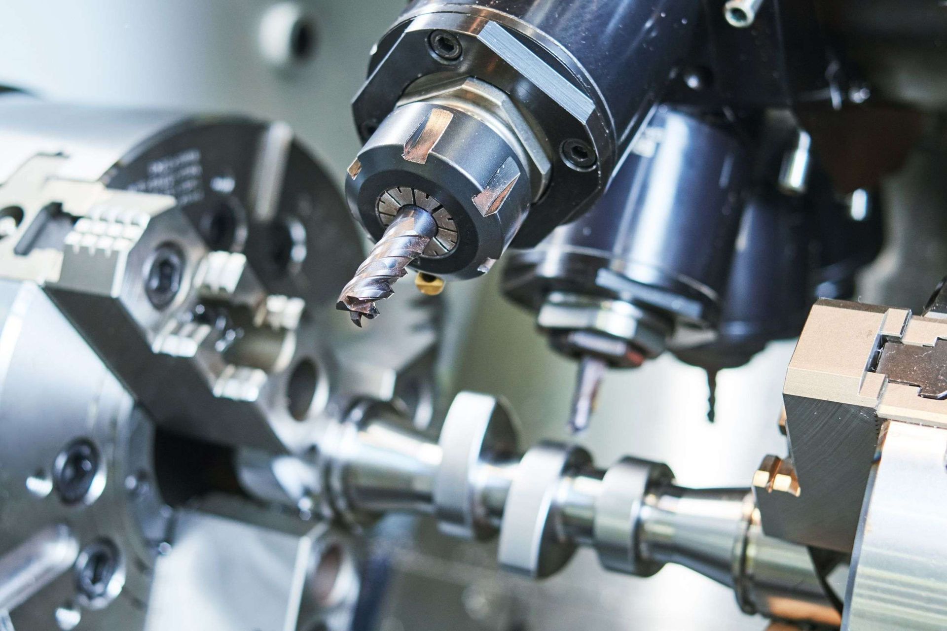 Una máquina está cortando un trozo de metal en un torno.