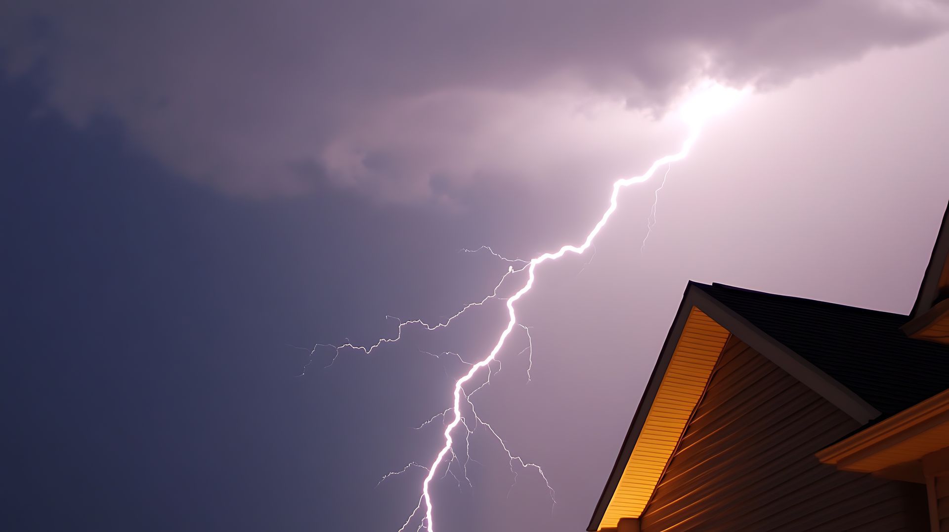 Un électricien teste un tableau électrique avec un multimètre.