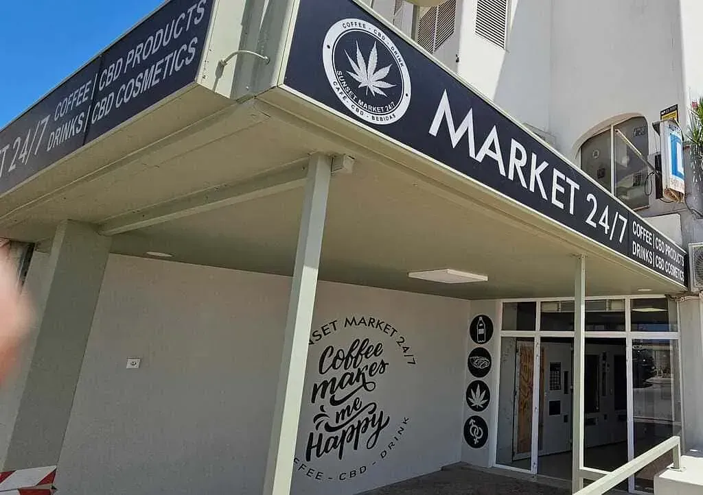 Un escaparate con un cartel que dice mercado 247
