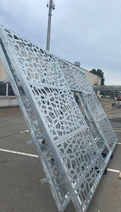 Structure métallique style moucharabieh après son sablage