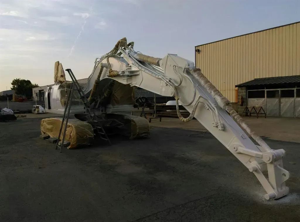 Grand tractopelle peint en blanc