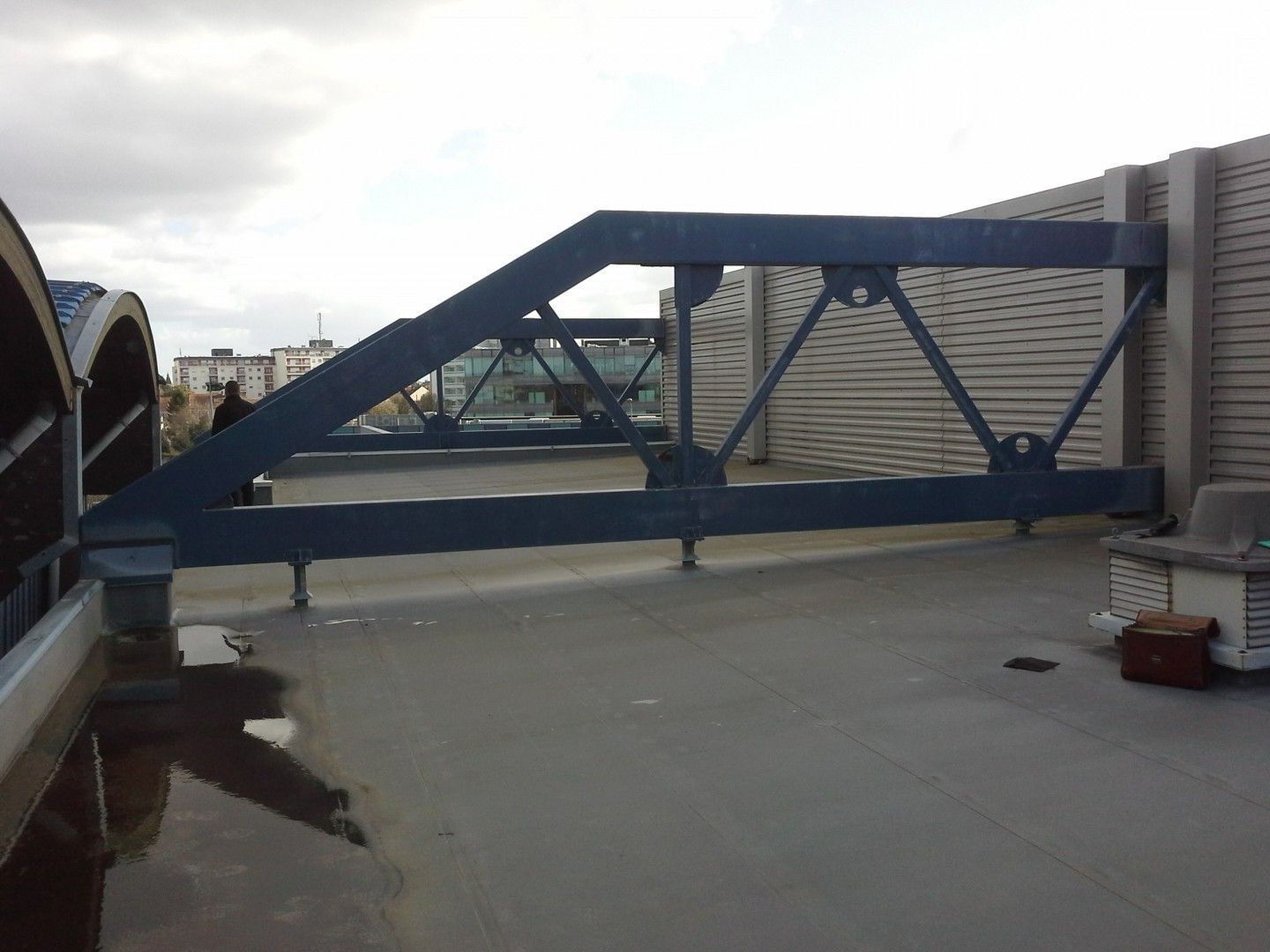 Microgommage d’une traverse métallique