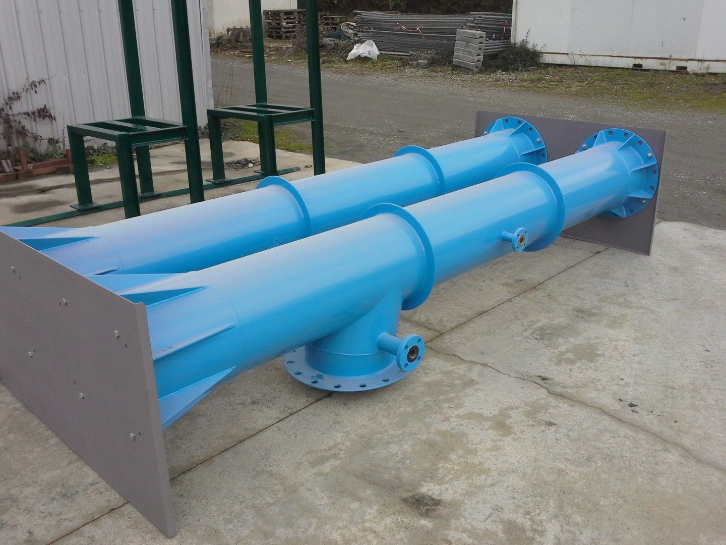 Tuyaux peint en bleu