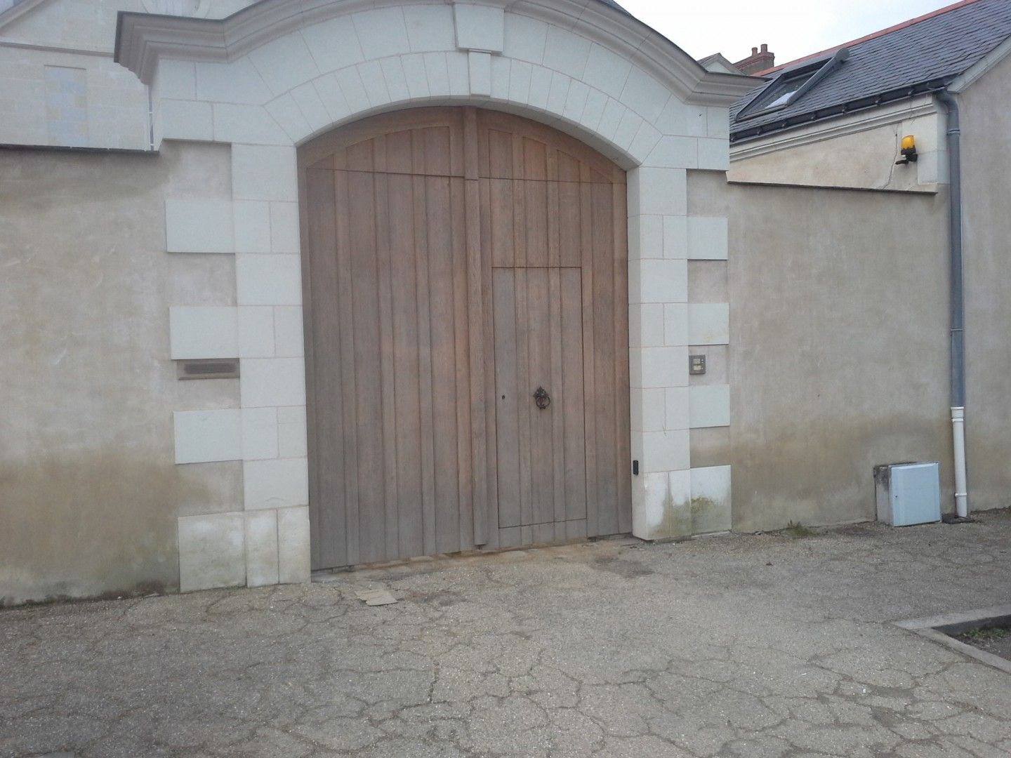 Microgommage d’une grande porte en bois