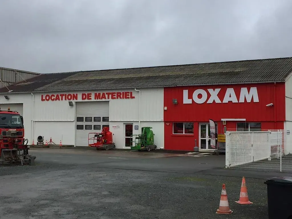 Peinture d’une enseigne sur un bardage métallique