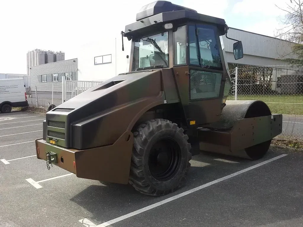 Engin de chantier à motif camouflage