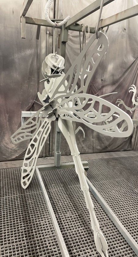 Sculpture en métal représentant une  libellule 