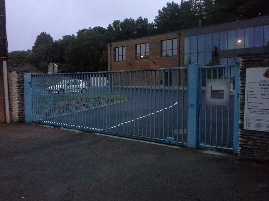 Portail extérieur d’un bâtiment peint en bleu clair