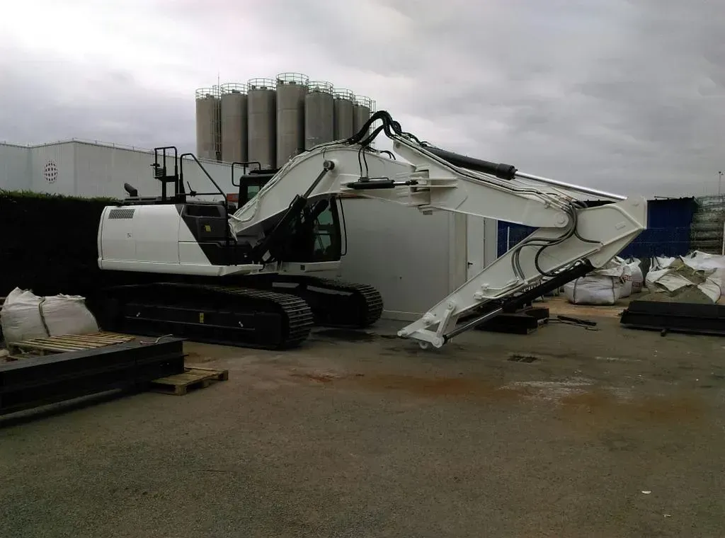 Tractopelle peint en blanc