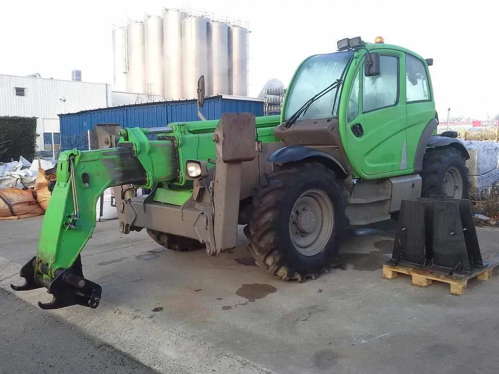 Véhicule agricole peint en vert