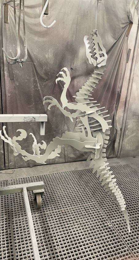 Sculpture en métal représentant un dinosaure