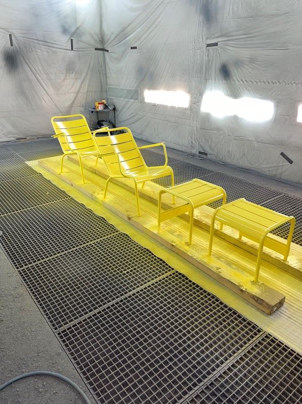 Salon de jardin en métal repeint en jaune