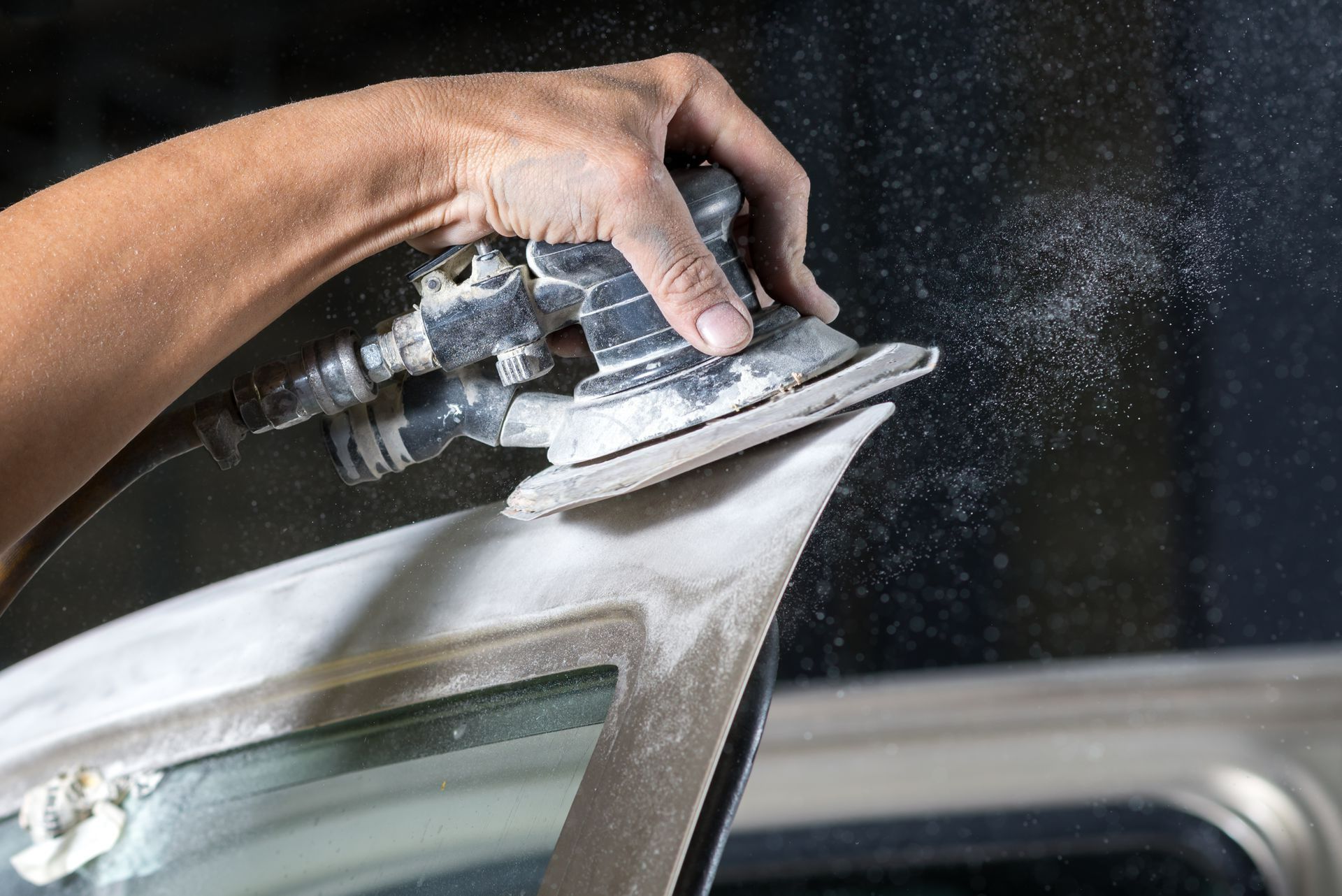 Ponçage d’une portière de véhicule utilitaire