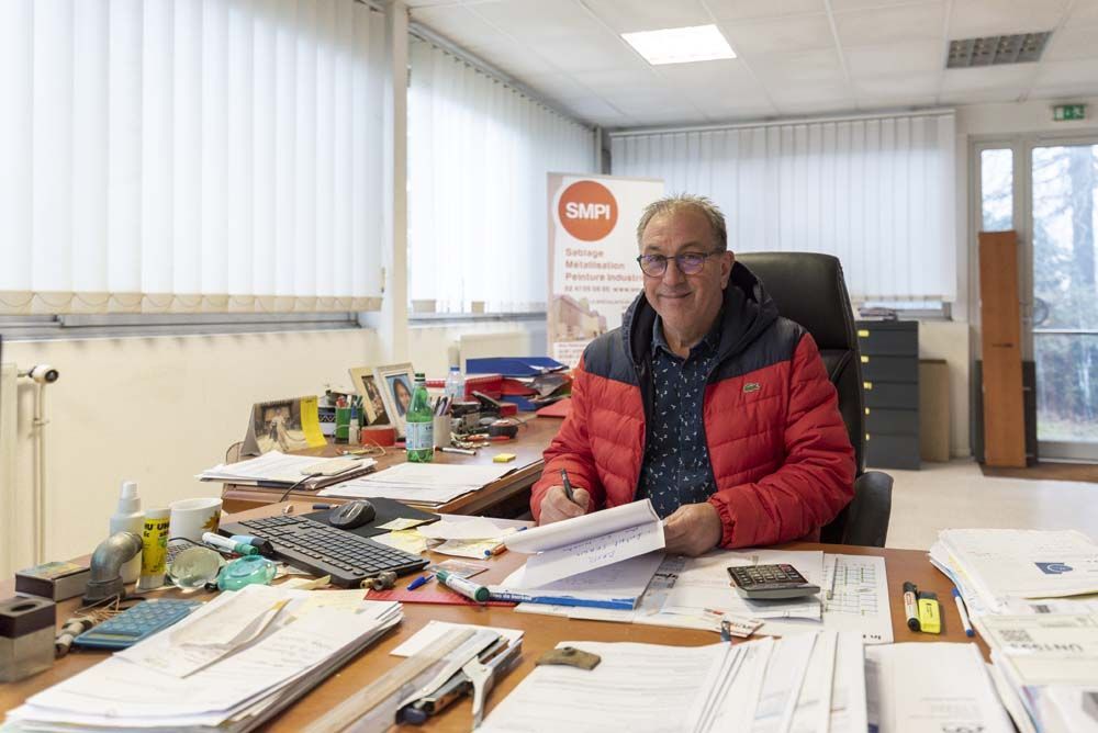 Dirigeant de SMPI à son bureau