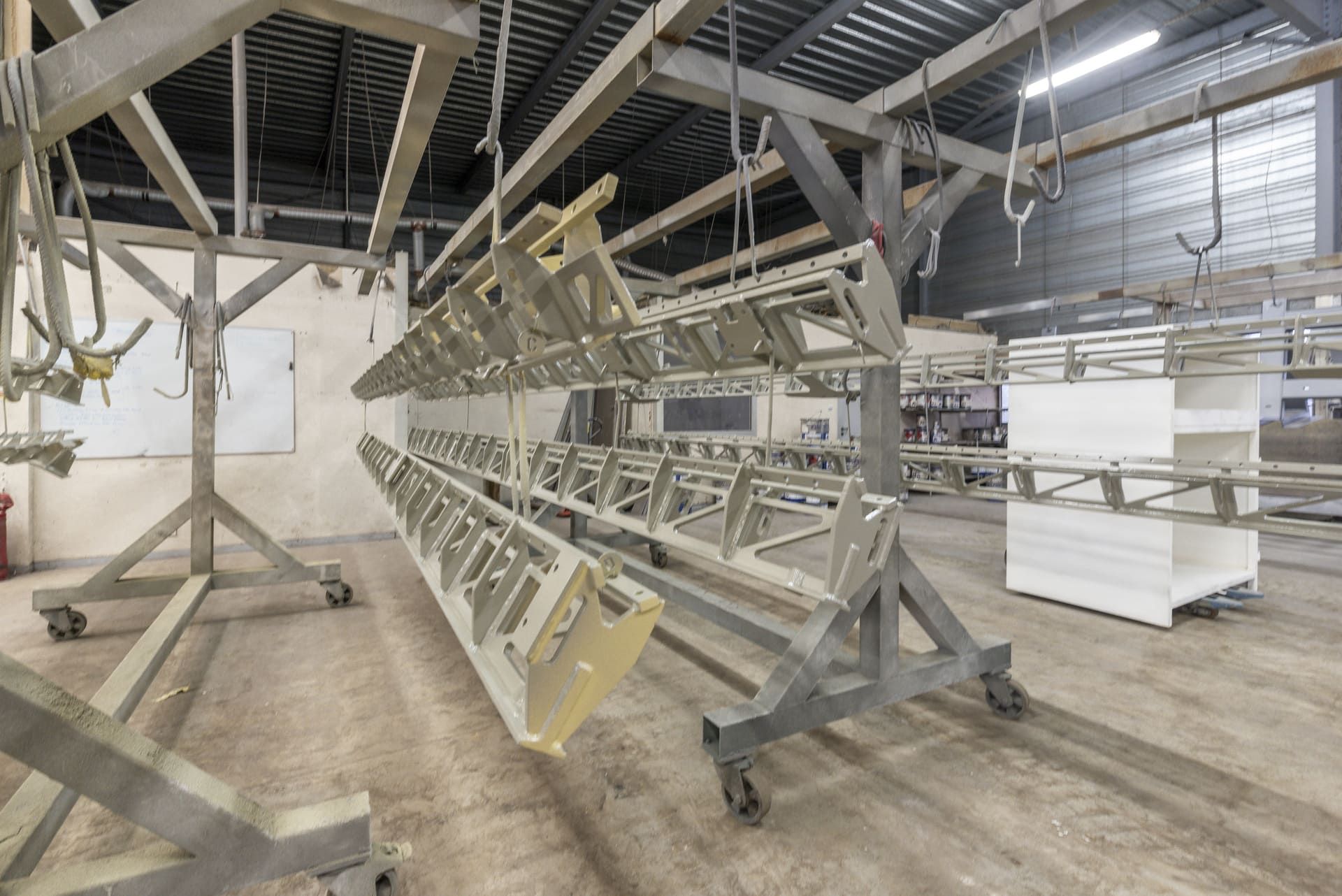 Rambardes métallisées suspendues dans l’atelier