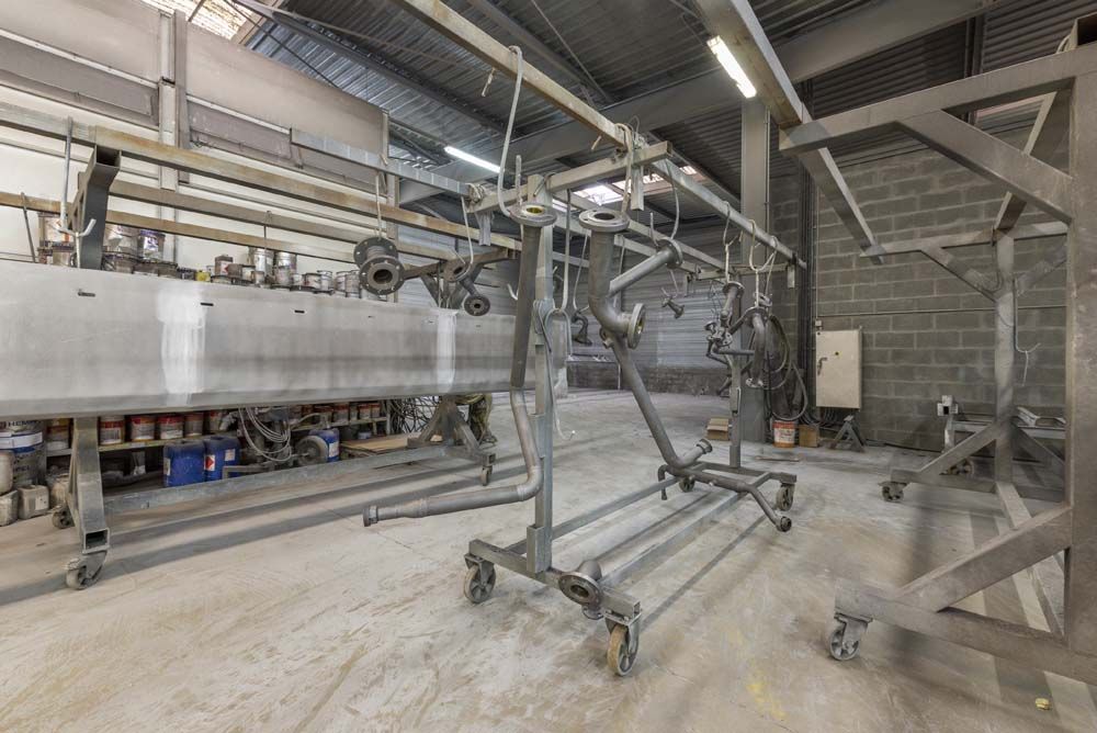 Pièces accrochées dans l’atelier après la métallisation