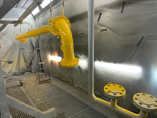 Peinture de tuyaux métalliques en jaune