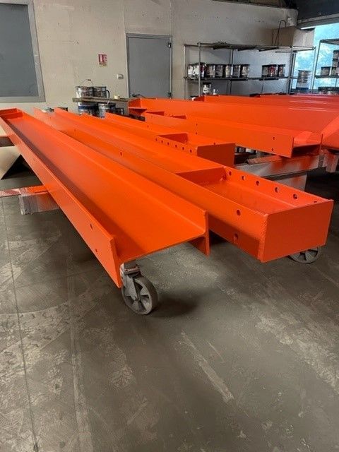 Peinture orange sur poutres en acier