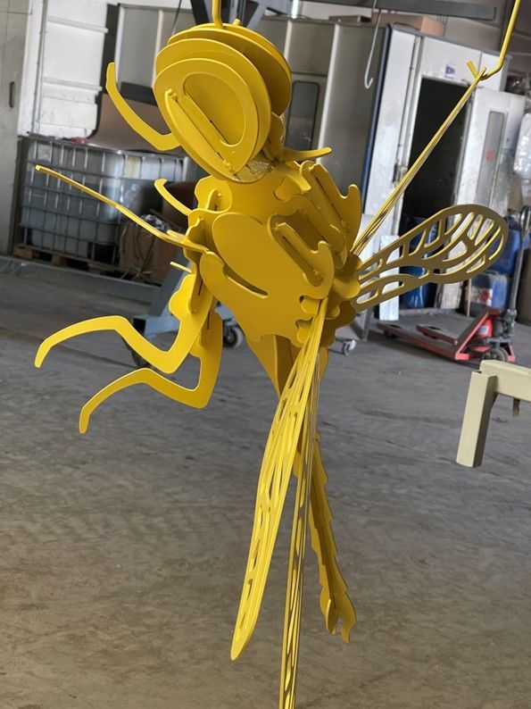 Sculpture en métal représentant une  libellule peinte avec de la peinture industrielle jaune