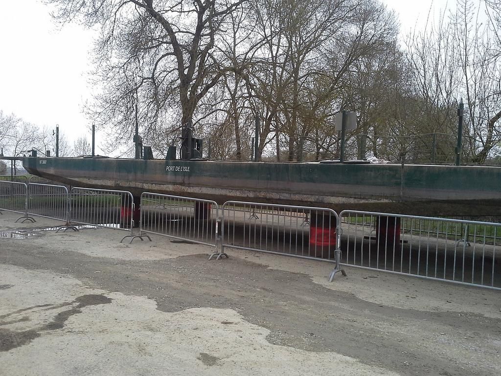 Peinture de la coque métallique d’un bateau