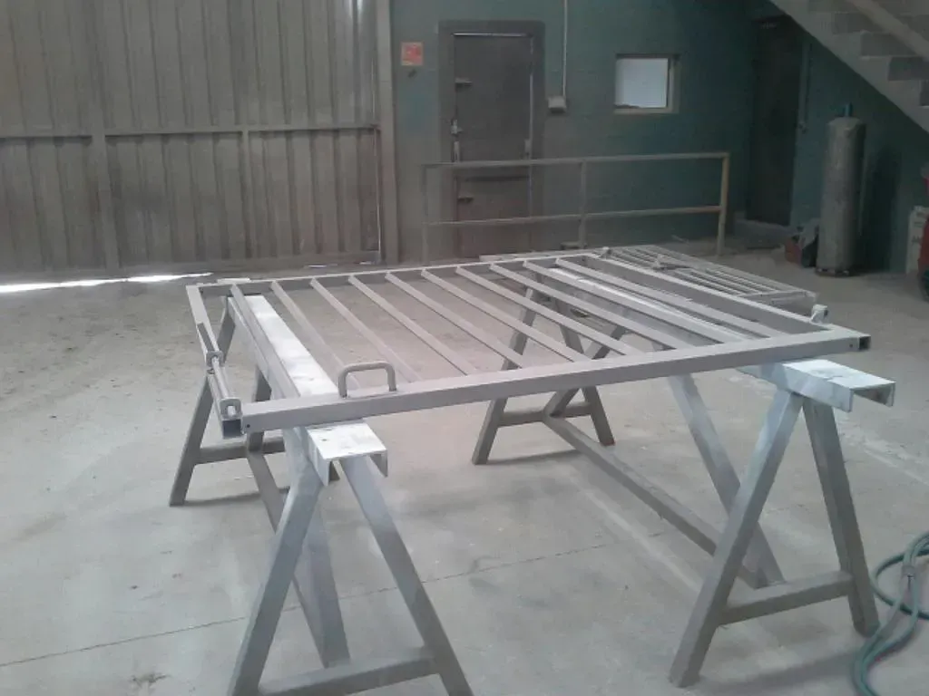 Sablage d’une grille terminé dans l’atelier