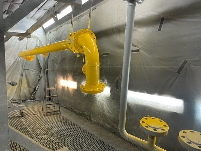 Réalisation d'une peinture industrielle jaune sur des tuyaux