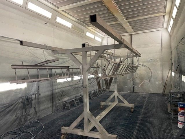 Structure métallique en cours de sablage dans l'atelier