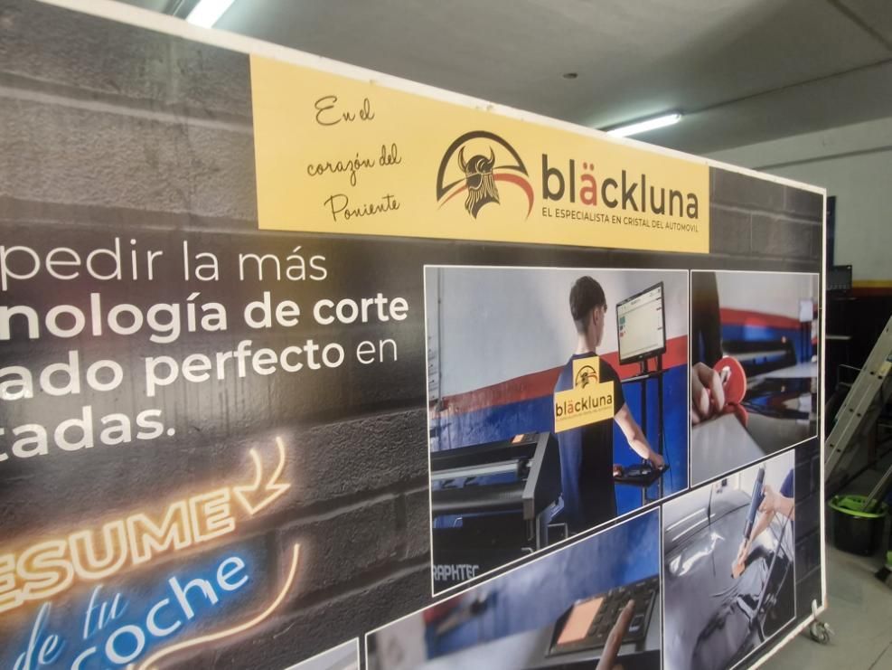 Banner de Blackluna: anuncio de servicios de reparación de automóviles. Incluye logotipo, texto e imágenes 