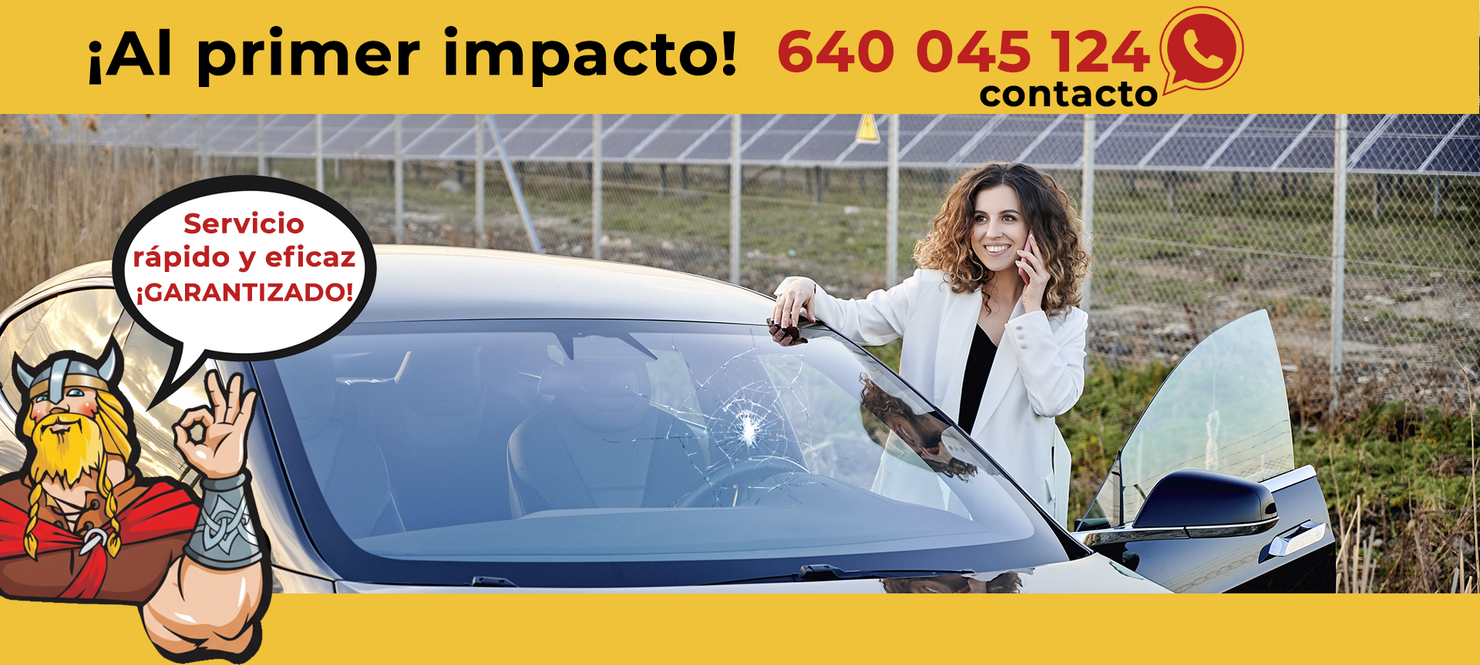 Mujer junto a un coche, sonriendo mientras habla por teléfono. Paneles solares al fondo. Se muestra un número de teléfono.