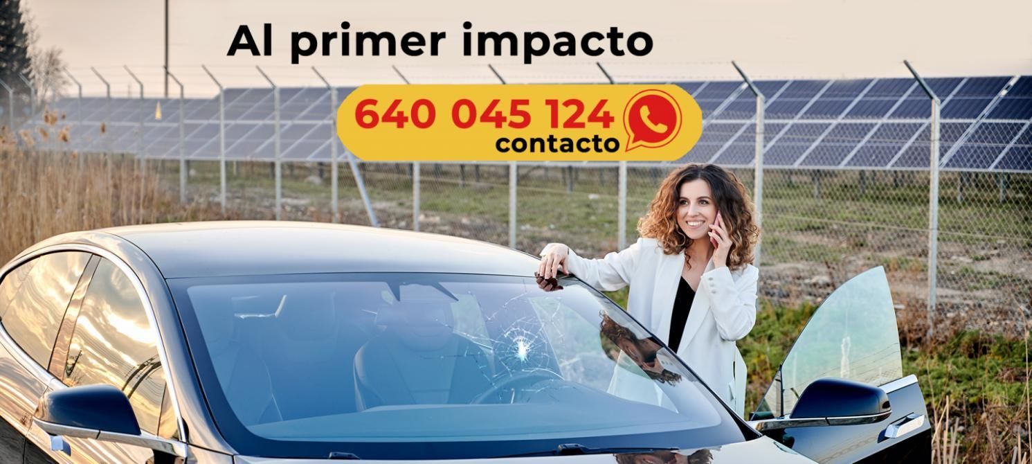 Mujer junto a un coche, sonriendo mientras habla por teléfono. Paneles solares al fondo. Se muestra un número de teléfono.